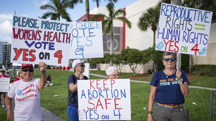 Plusieurs personnes manifestent en faveur du droit à l'avortement, le 24 juin 2024, à Palm Beach, en Floride (Etats-Unis). (MARCO BELLO / AFP)