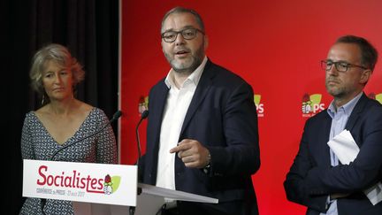 Le porte-parole du PS, Rachid Temal, lors d'une conférence de presse, le 27 août 2017.&nbsp; (PATRICK KOVARIK / AFP)