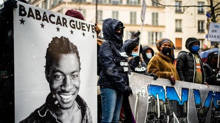 Des associations antiracistes défilent contre la loi de "sécurite globale", le 16 janvier 2021, à Paris. (XOSE BOUZAS / HANS LUCAS / AFP)