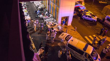 Les patients et les employés du CHU de Pointe-à-Pitre (Guadeloupe), évacués après un incendie, le 28 novembre 2017.&nbsp; (HELENE VALENZUELA / AFP)