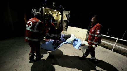 Les services m&eacute;dicaux prennent en charge un migrant &agrave; Lampedusa (Italie), le 8 avril 2011 (photo d'illustration).&nbsp; (FILIPPO MONTEFORTE / AFP)