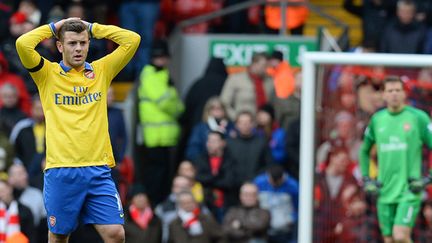 Jack Wilshere n'en croit pas ses yeux. Sur la pelouse d'Anfield, Arsenal a essuyé la fureur offensive des Reds.  (ANDREW YATES / AFP)