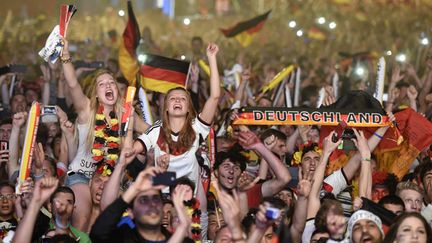 &nbsp; (250.000 personnes étaient réunies Porte de Brandebourg à Berlin dimanche soir. © REUTERS/Fabian Bimmer)