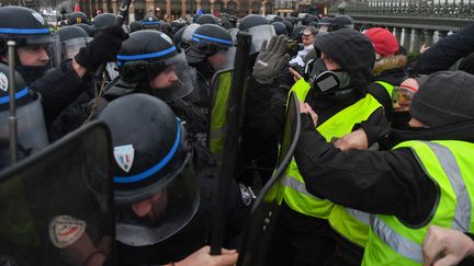 Face à face tendu entre les forces de l'ordre et les manifestants lors d'un rassemblement des "gilets jaunes" à Paris, le 26 janvier 2019. Photo d'illustration. (ALAIN JOCARD / AFP)