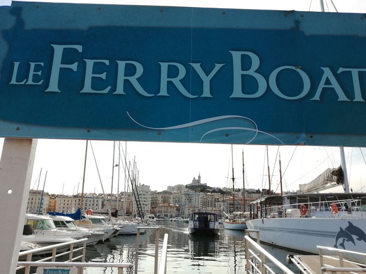 L'arrivée du fameux "Ferry Boîte" lors de sa traversée du Vieux Port (franceinfo / RADIO FRANCE)