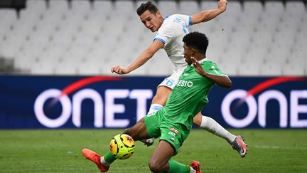 Le Marseillais Florian Thauvin essaye de prendre le dessus sur le Stéphanois Wesley Fofana (CHRISTOPHE SIMON / AFP)