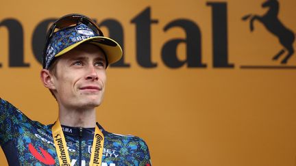 Jonas Vingegaard sur le podium de la 11e étape du Tour de France, le 10 juillet 2024. (ANNE-CHRISTINE POUJOULAT / AFP)