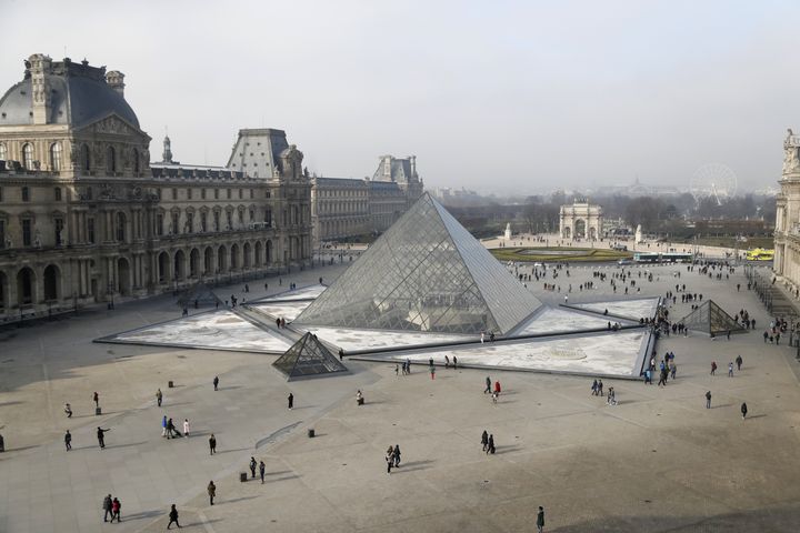 La Pyramide du Louvre, conçue par l'architecte&nbsp;Ieoh Ming Pei, photographiée le 18 février 2018. (FRANCOIS GUILLOT / AFP)