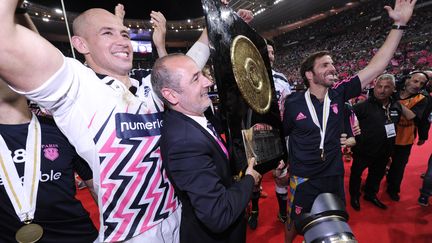 Sergio Parisse, Thomas Savare et Gonzalo Quesada, unis dans la joie lors du sacre parisien en Top 14 en 2015. (JEAN MARIE HERVIO / DPPI MEDIA)