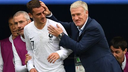 Antoine Griezmann est félicité par Didier Deschamps, le 6 juin 2018, après sa sortie lors du match face à l'Uruguay, à Nijni Novgorod (Russie). (DIMITAR DILKOFF / AFP)