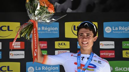 Valentin Ferron, ému, sur le podium de la sixième étape du Critérium du Dauphiné, le 10 juin 2022 à Gap. (DAVID STOCKMAN / BELGA MAG)