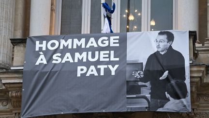 Une banderole a été accroché sur la façade de l'Opéra Comédie à Montpellier pour rendre hommage au professeur d'histoire Samuel Patu, assassiné le 16 octobre 2020. (PASCAL GUYOT / AFP)