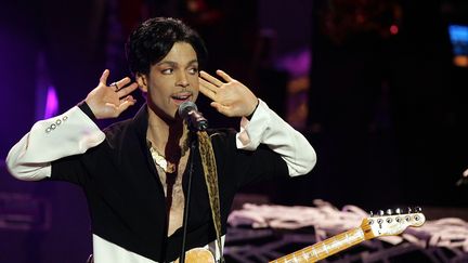 Prince Roger Nelson le 19 mars 2005 sur scène aux 36e NAACP Awards à Los Angeles (Californie, Etats-Unis). (KEVIN WINTER / GETTY IMAGES NORTH AMERICA)