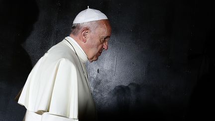 La pape François en recueillement à Yad Vashem, mémorial de l'Holocauste à Jérusalem, en mai 2014.
 (GALI TIBBON / AFP)