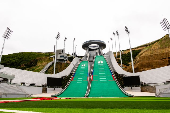 Cette photo montre le Centre national de saut à ski, l'un des sites des Jeux olympiques et paralympiques d'hiver de Pékin 2022, à Zhangjiakou, dans la province de Hebei, en Chine.&nbsp;Pour de nombreux athlètes,&nbsp;ces photos sont les seules informations dont ils disposent au sujet du lieu de leur compétition.&nbsp; (ANNA RATKOGLO / SPUTNIK VIA AFP)