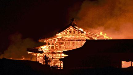 Le château de Shuri,&nbsp;dans l'archipel méridional d'Okinawa au Japon, a été en grande parti détruit par un incendie, dans la nuit de mercredi à jeudi 31 octobre 2019.&nbsp; (KEISUKE YANO / YOMIURI / AFP)