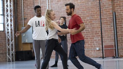 Le danseur et chorégraphe Benjamin Millepied (en rouge) en répétition de Roméo et Juliette avec des danseurs de sa compagnie, la L.A. Dance Project, à Los Angeles, le 27 février 2020. (VALERIE MACON / AFP)