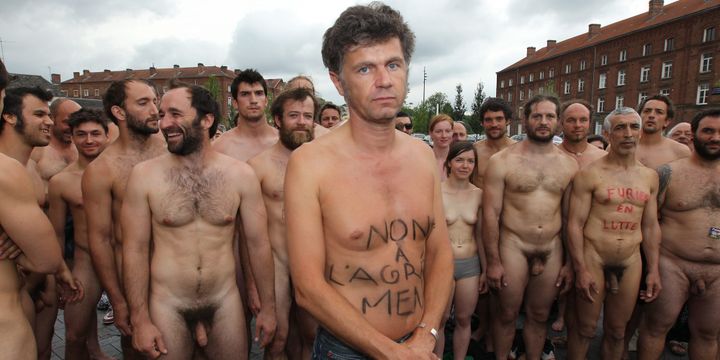 Des intermittents nus devant le Familistère de Guise (02) mardi
 (PHOTOPQR/LE COURRIER PICARD)