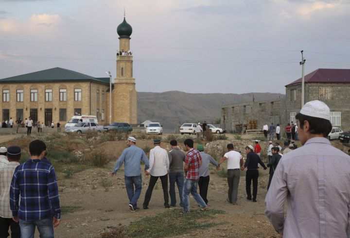 Des habitants du village de Chirkey, au centre du Daghestan, se rendent aux funérailles d'un imam tué en août 2012 dans un attentat-suicide. (REUTERS/Ruslan Alibekov/NewsTeam/Handout)