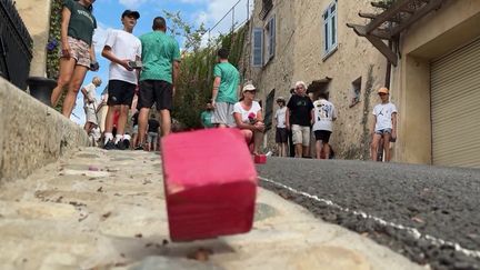 Un tournoi de boules carrées se tient à Cagnes-sur-Mer, dans les Alpes-Maritimes, lundi 26 août. Le jeu suit les mêmes règles que celles de la pétanque. (France 2)