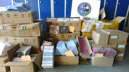 4 000 CD contrefaits de la chanteuse Lio et d'autres artistes ont été saisis par les gendarmes. (Gendarmerie du Gard)