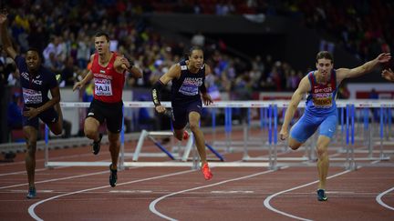 A gauche, le Fran&ccedil;ais Dimitri Bascou, initiallement troisi&egrave;me. Au centre, son compatriote Pascal Martinot-Lagarde, lors de la finale du 110 m haies aux championnats d'Europe d'athl&eacute;tisme &agrave; Zurich (Suisse). (OLIVIER MORIN / AFP)