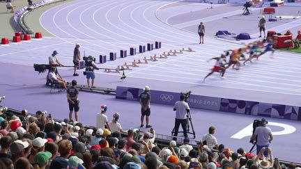 Les spectateurs sont venus en nombre, vendredi 2 août, pour voir les premières épreuves d'athlétisme, reine des disciplines olympiques, au Stade de France (Seine-Saint-Denis).