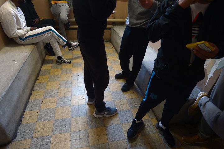 Des détenus patientent dans une salle d'attente de la maison d'arrêt des hommes de Fresnes, le 4 octobre 2016. (JC HANCHE / CGLPL / FRANCEINFO)