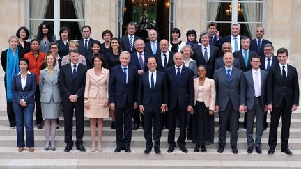 Le gouvernement Ayrault apr&egrave;s son premier Conseil des ministres, le 17 mai 2012 &agrave; l'Elys&eacute;e, &agrave; Paris.&nbsp; (MAXPPP)