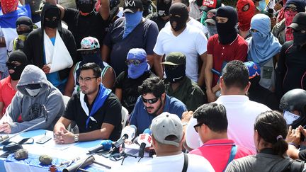 Des membres du mouvement du "19-Avril" tiennent une conférence de presse à Masaya, à une quarantaine de kilomètres de Managua, le 18 juin 2018. (MARVIN RECINOS / AFP)