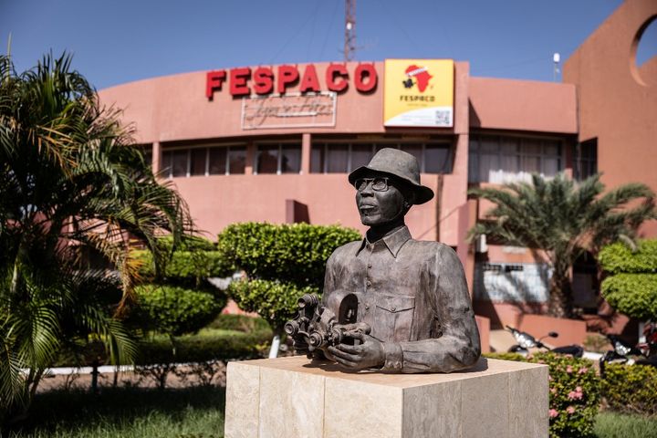 Une statue de Paulin Soumanou Vieyra, considéré comme le précurseur du cinéma africain, le 14 octobre 2021. (OLYMPIA DE MAISMONT / AFP)