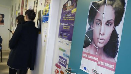 Une affiche est collée dans les locaux de la&nbsp;Fédération nationale Solidarité femmes à Paris, le 25 novembre 2016. (PATRICK KOVARIK / AFP)