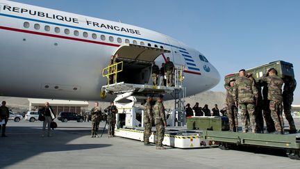 Les cercueils de quatre soldats fran&ccedil;ais tu&eacute;s en Afghanistan sont amen&eacute;s dans un avion en partance pour Paris, le 10 juin 2012 &agrave; Kaboul. (HO / ECPAD)