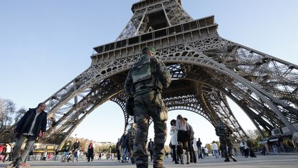 Un militaire patrouille à la tour Eiffel, le 15 novembre 2015. (FRANCOIS GUILLOT / AFP)