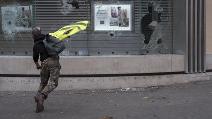 "Gilets jaunes" : les commerçants et les maires n'en peuvent plus des violences