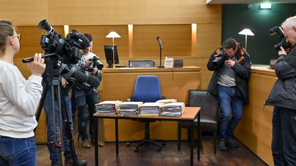 Des journalistes filment les dossiers d'un procès dans une salle d'audience (photo d'illustration). (ROLLAND QUADRINI / IP3 / MAXPPP)