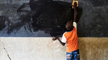 Dans les trois pays du Sahel touchés par une crise multiforme - Burkina Faso, Niger et Mali -, le nombre d'écoles fermées à cause de la violence a été multiplié par six ces deux dernières années, selon l'ONU. (MICHELE CATTANI / AFP)