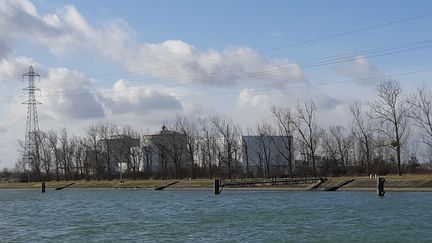 Vue de la centrale nucléaire de Fessenheim (Haut-Rhin) depuis le grand canal d'Alsace, 12 février 2020. (PATRICK GENTHON / RADIOFRANCE)