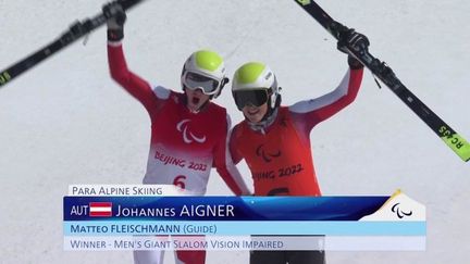 L'Autrichien Johannes Aigner réalise une deuxième manche quasi-parfaite et remporte le titre paralympique en slalom géant dans la catégorie déficient visuel. L'Italien Giacomo Bertagnolli et le Slovaque Miroslav Haraus complètent le podium.