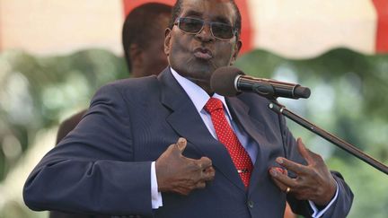 Zimbabwe : Robert Mugabe 92 ans et président depuis 29 ans. C’est le plus vieux chef d’Etat en exercice du monde. L’homme qui a apporté l’indépendance à son pays a fini par le plonger dans la crise économique. Ne lui parlez surtout pas de sa succession. «Voulez-vous que je vous donne un coup de poing ? » à-t-il rétorqué à un journaliste en mars 2016 pour rappeler qu’il est en pleine forme.
Son parti l’a déjà désigné candidat pour la présidentielle de 2018. (Reuters/ Philimon Bulawayo)