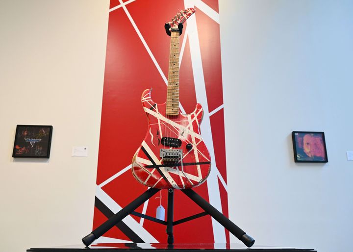 La guitare Kramer d'Eddie Van Halen exposée dans le cadre de la collection d'objets musicaux "Rock and Roll" vendue aux enchères par Sotheby's, à New York, le 7 avril 2023. (ERIK PENDZICH / SHUTTERSTOCK / SIPA)