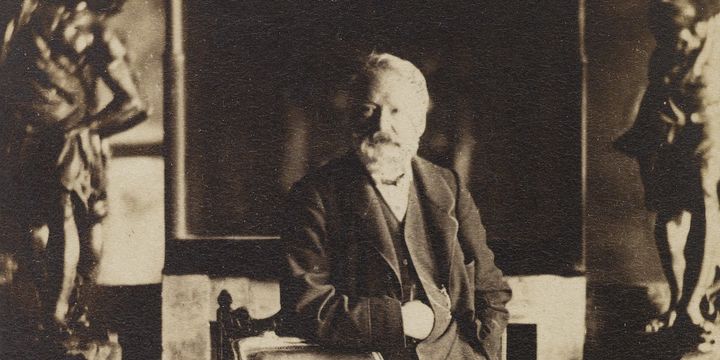 Victor Hugo dans le salon rouge à Hauteville House (Guernesey)". Photographie d'Arsène Garnier (1822-1900). Tirage sur papier albuminé. 1868. Paris.
 (© Arsène Garnier / Maisons de Victor Hugo / Roger-Viollet)