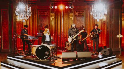 Le groupe de rock français The Limiñanas se produit dans un des salons de l'Hôtel de Ville de Paris dans le cadre du Fnac Live 2021, diffusé en partie en mode digital. (SARAH BASTIN)