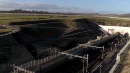 Il y a 25 ans, François Mitterrand et la reine Elizabeth II inauguraient le tunnel sous la Manche. Un quart de siècle plus tard, pourtant, le Brexit met à mal ce beau symbole d'unité européenne. (FRANCE 3)