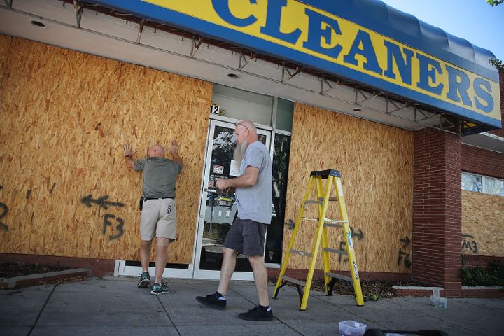 Des plaques de bois sont posées sur des boutiques de&nbsp;Myrtle Beach, en Caroline du Sud, avant l'arrivée de l'ouragan Florence, le 11 septembre 2018.&nbsp; (JOE RAEDLE / GETTY IMAGES NORTH AMERICA / AFP)