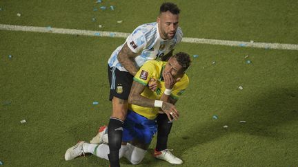 Nicolas Otamendi relève Raphinha après lui avoir porté un coup de coude au visage lors du match de qualification pour la Coupe du monde 2022 entre le Brésil et l'Argentine le 16 novembre 2021, à San Juan en Argentine. (ANDRES LARROVERE / AFP)