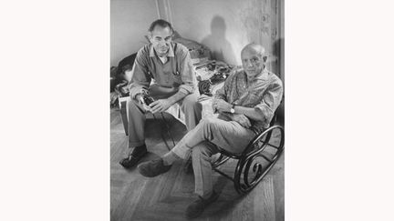 Picasso posant avec Duncan au 3ème étage alors que celui-ci photographiait Les Picasso de Picasso Septembre 1960, Villa La Californie, Cannes Epreuve gélatino-argentique 26,6 x 34 cm Coll. particulière
 (DR)