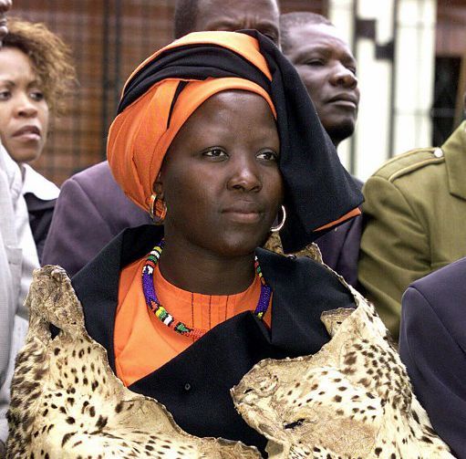 Makobo Modjadji est la dernière reine de la Pluie ainsi que la mère de Masanalabo. Elle est morte en 2005. Ici à une cérémonie, le 11 avril 2003, après son couronnement. (AFP)