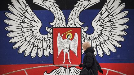 Un emblème de la république autoproclamée de Donetsk (Ukraine), le 19 janvier 2022. (ALEXANDER NEMENOV / AFP)