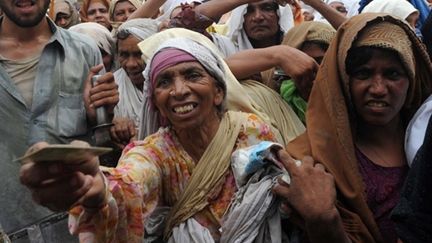 Des survivants font la queue pour de la nourriture 03/08/10 (AFP A. Majeed)